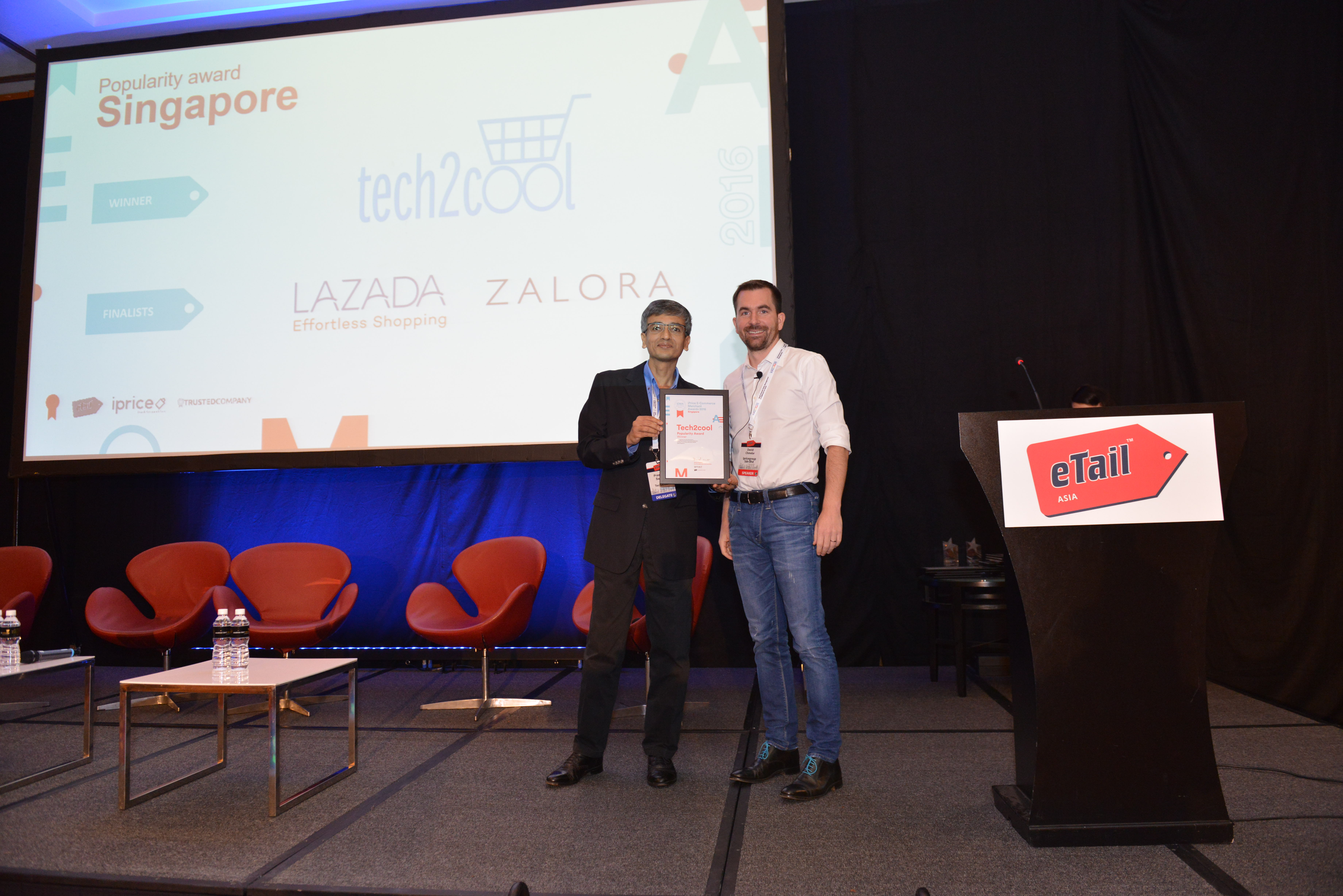 Prasenjit Sarkar (R), CEO of Tech2Cool receives the Popularity Award from David Chmelař (R), Co-Founder and CEO of iPrice Group. 