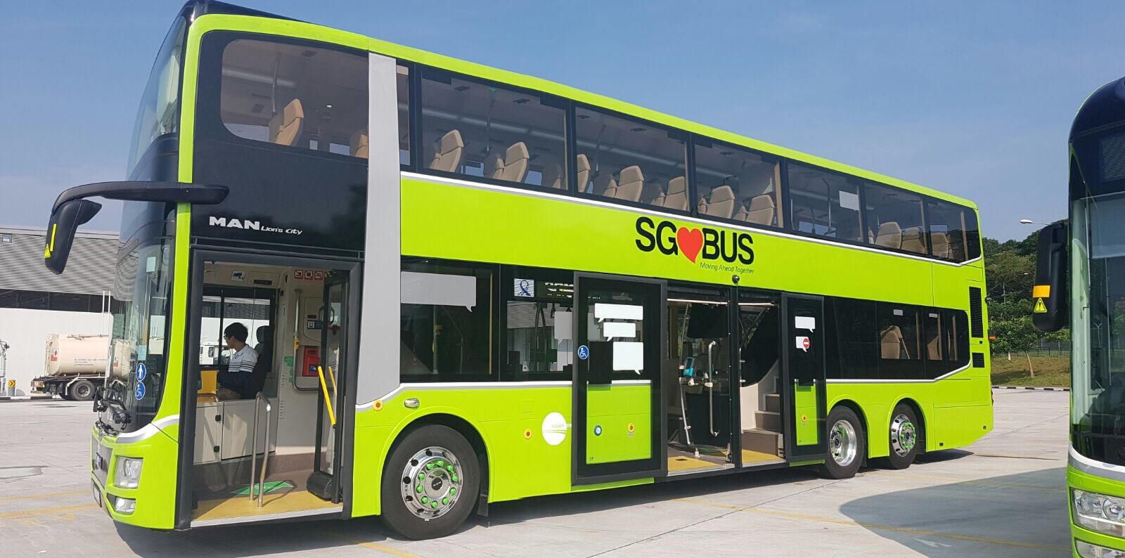 double deck bus with three doors