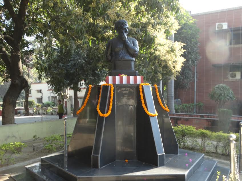 Statue of Chandra Shekhar Azad installed in the campus of Allahabad Museum.