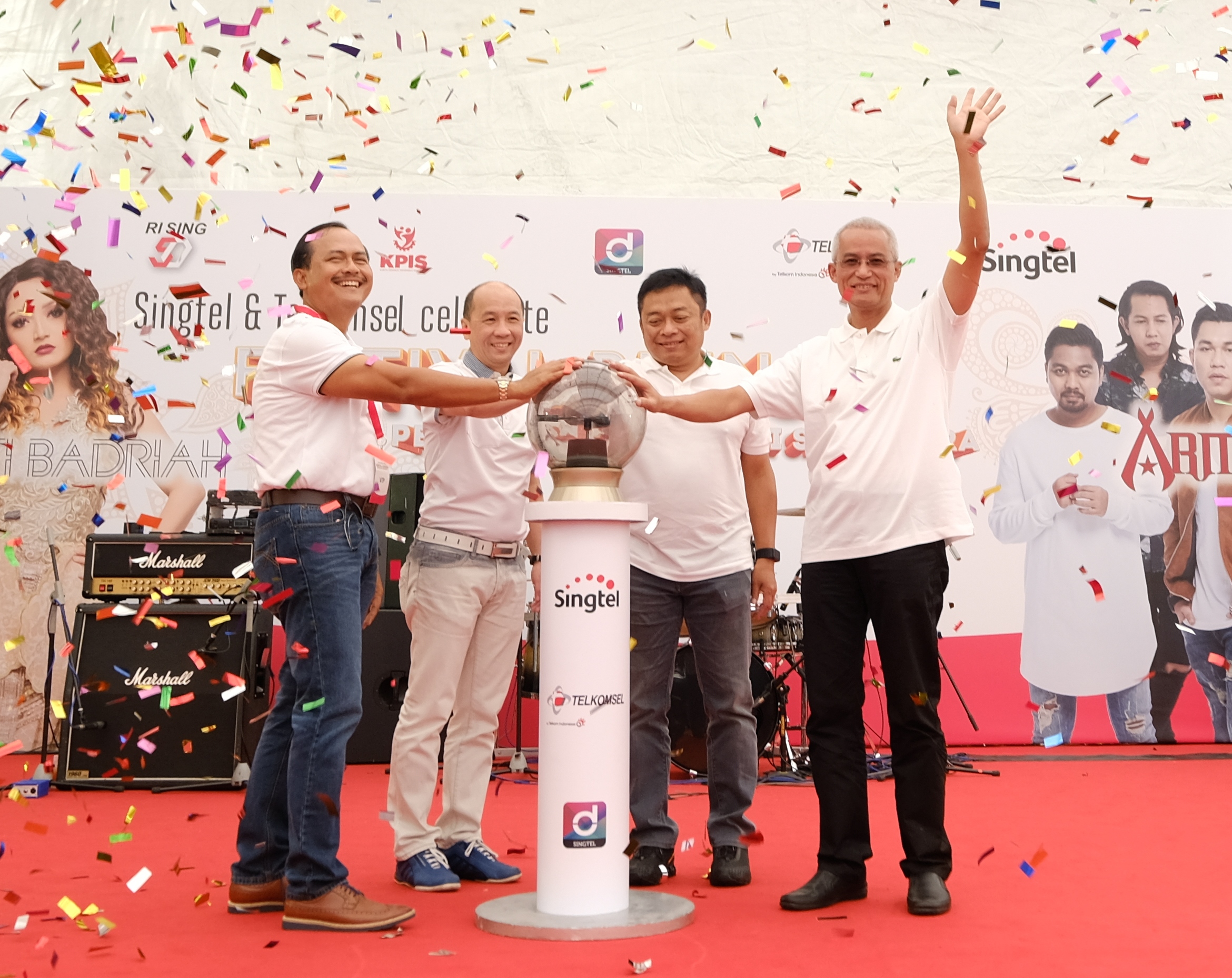 From left, His Excellency Ngurah Swajaya, Indonesian Ambassador to Singapore; Mr Yuen Kuan Moon, CEO, Consumer Singapore, Singtel; Pak Ririek Adriansyah, CEO, Telkomsel and Pak Gilarsi Wahju Setijono, President Director, PT POS Indonesia launch Singtel Dash’s new mobile remittance service at Festival RISING50.