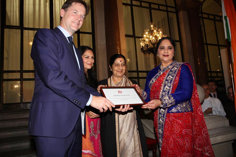 Dame Asha Khemka (right) being presented a special award by Nick Clegg (L), with Indian MEA Sushma Swaraj (2nd from R) and British MP Priti Patel also present.