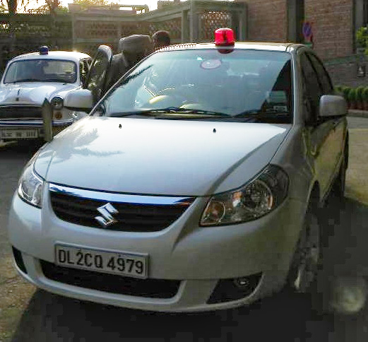 India bars officials from using beacon lights on cars
