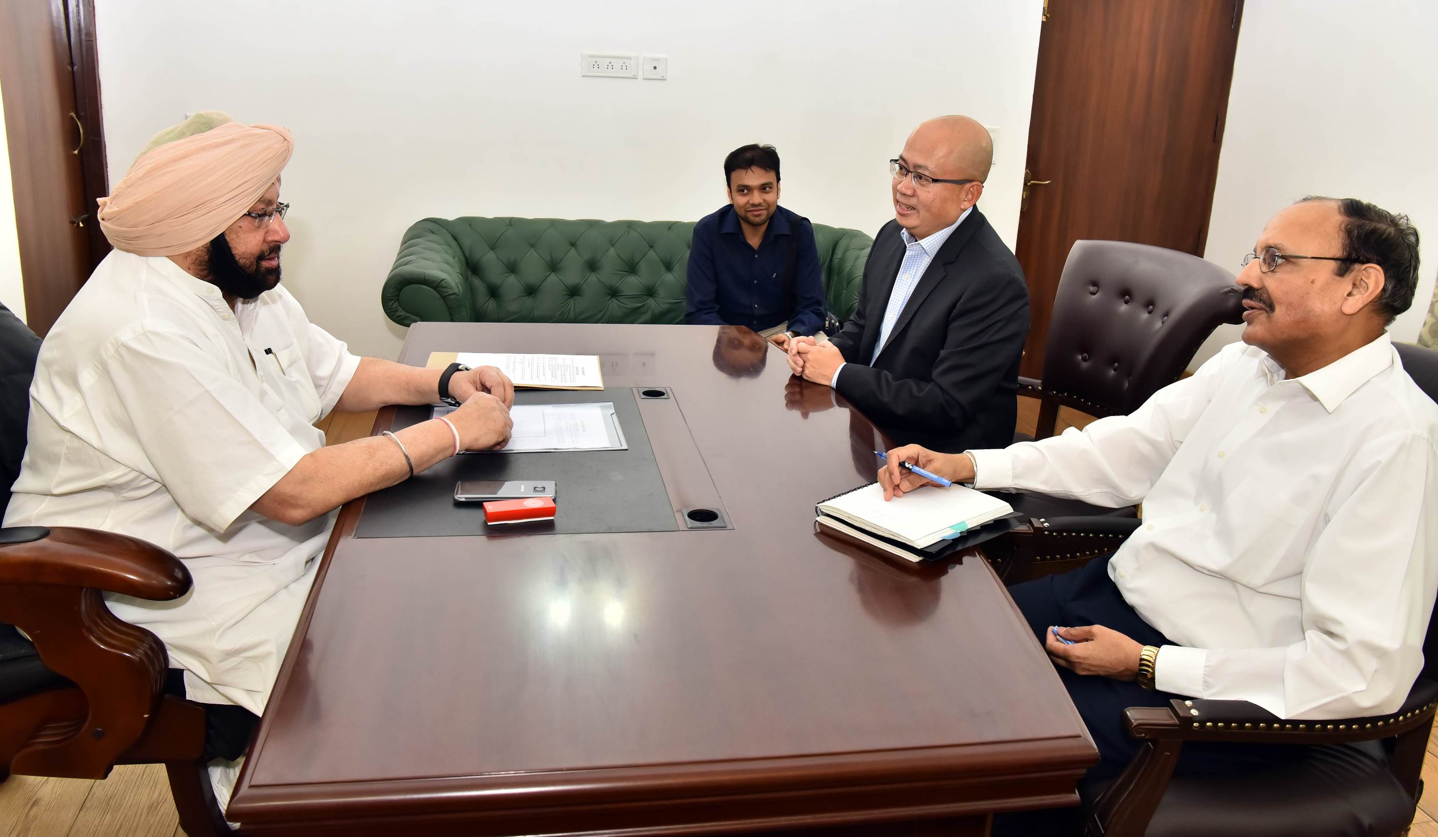 Punjab Chief Minister Captain Amarinder Singh at his residence with Vistara CEO Phee Teik Yeoh (centre) and his Advisor Gurjot Singh Malhi (right).