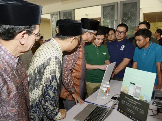 Dr Yaacob Ibrahim with Terawhere developers. Photo courtesy: MUIS