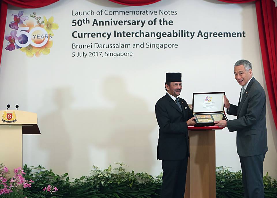 Sultan Haji Hassanal Bolkiah of Brunei Darussalam with Prime Minister of Singapore Lee Hsien Loong launching the commemorative notes. Photo courtesy: MCI Fyrol