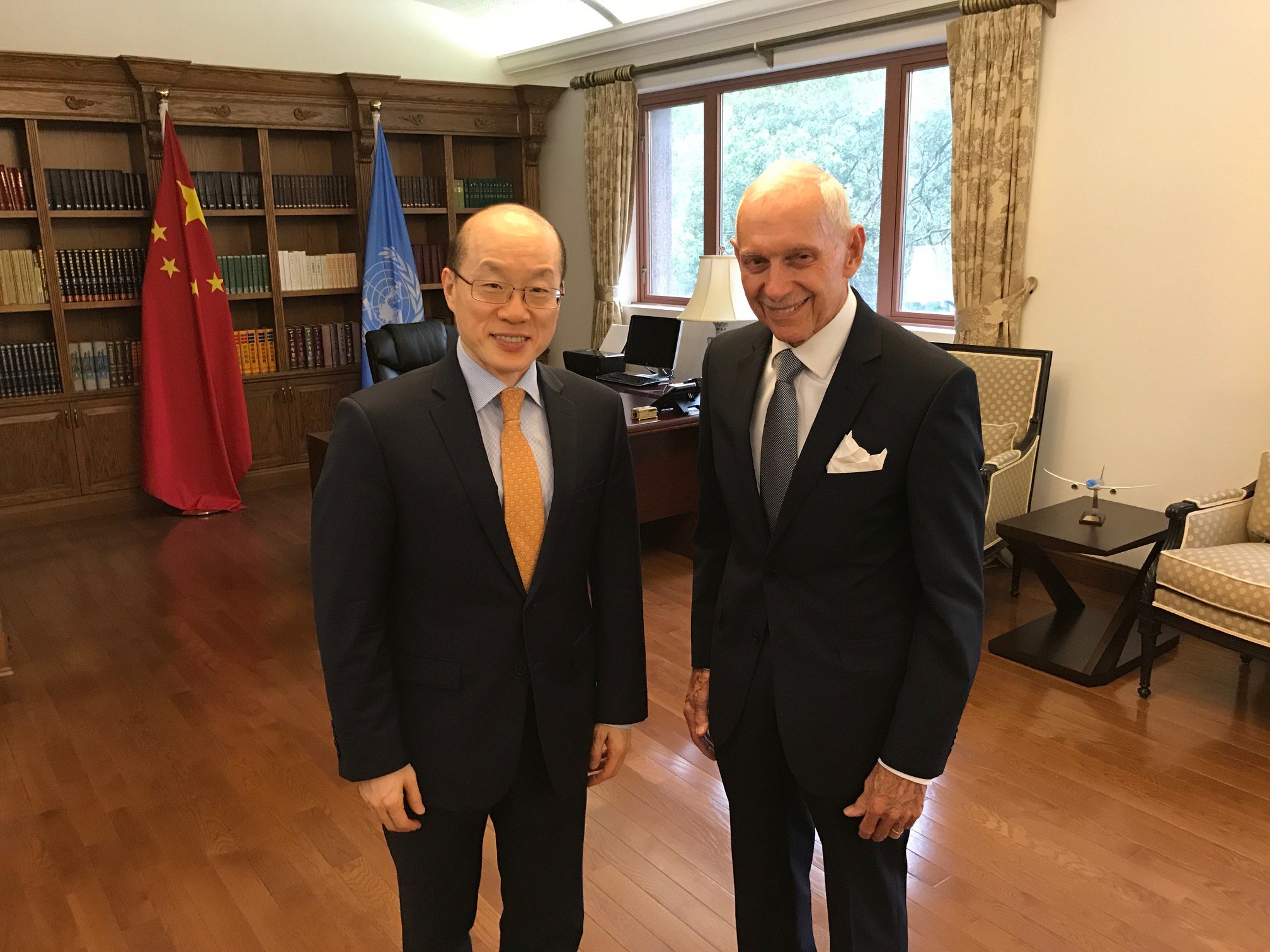 IOM Director-General William Lacy Swing (right).