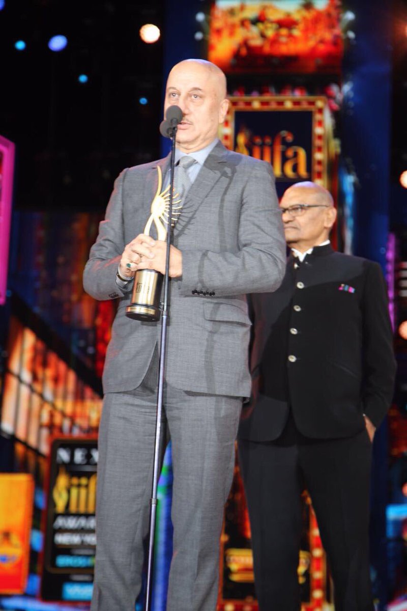 Anupam Kher accepting his award.
