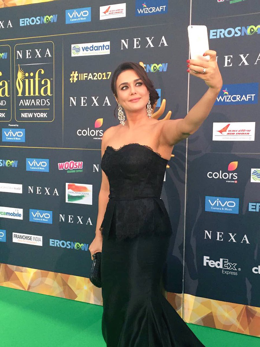 Preity Zinta takes a selfie on the Green Carpet.