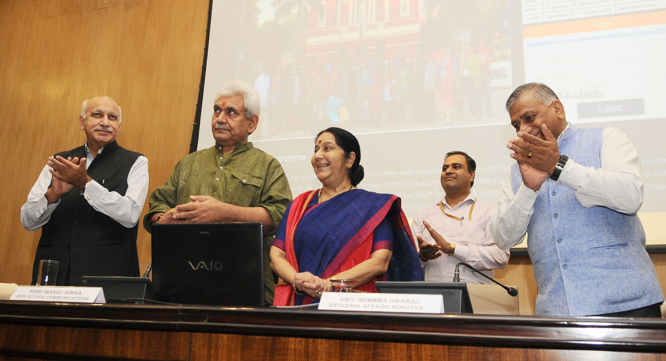 The Minister for External Affairs Sushma Swaraj at the inaugural of Know India Programme Portal and Post Office Passport Seva Kendra in New Delhi recently. Also seen are the Minister of State for Communications and Railways, Manoj Sinha (2nd Right) and the Ministers of State for External Affairs, General Dr. V K Singh (Right) and M J Akbar (Left).
