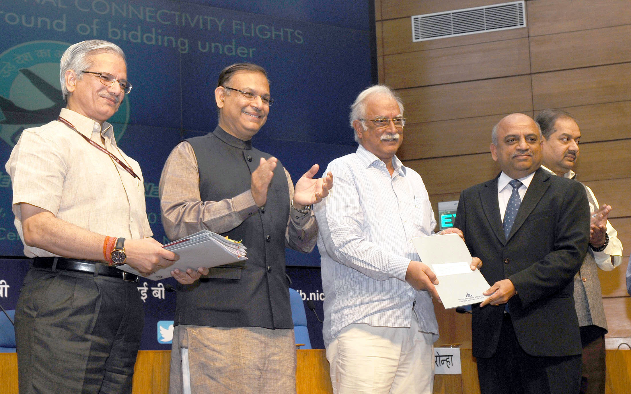 Minister of State for Civil Aviation Jayant Sinha(2nd right) Minister for Civil Aviation Ashok Gajapathi Raju Pusapati at awards ceremony for Regional Connectivity Flight routes after first round of bidding. (Photo: PIB)