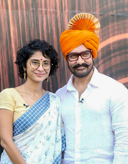 Aamir Khan & Kiran Rao promote Paani Foundation on the sets of Marathi program Chala Hawa Yeu Dya in 2017.