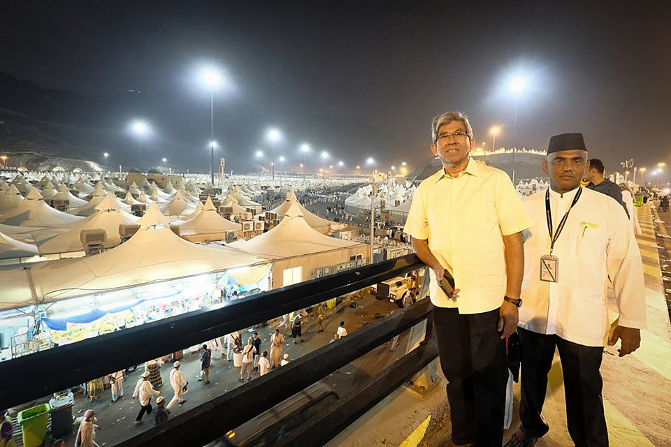 Singapore Minister for Communications and Information Incumbent Yaacob Ibrahim (left) with Farihullah Abdul Wahab who led the Singapore Pilgrims Affairs Office. 