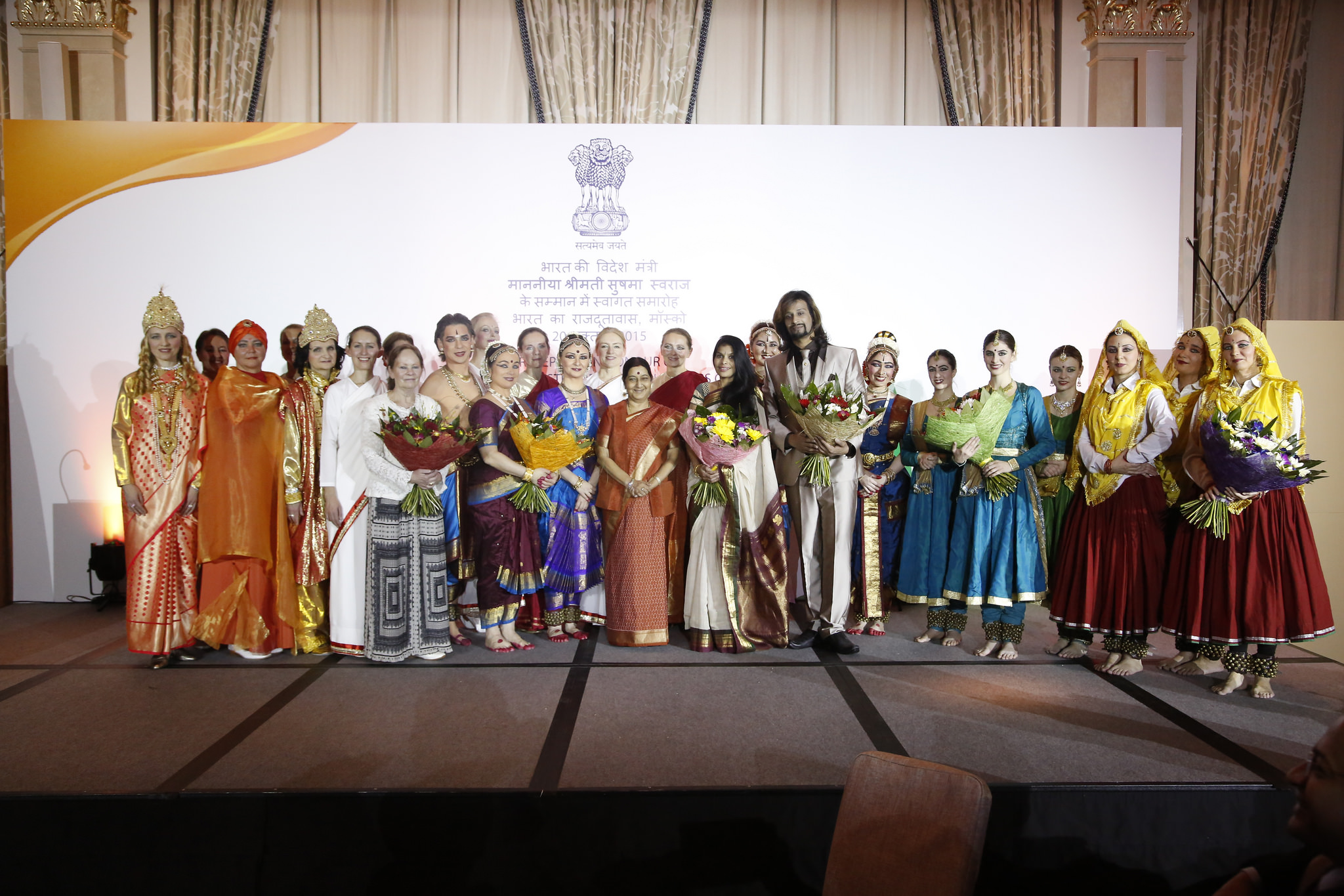 Sushma Swaraj, India's minister for External Affairs with Russian artists at Moscow 21 October 2015 Photo courtesy: Press Information Bureau/MEA 