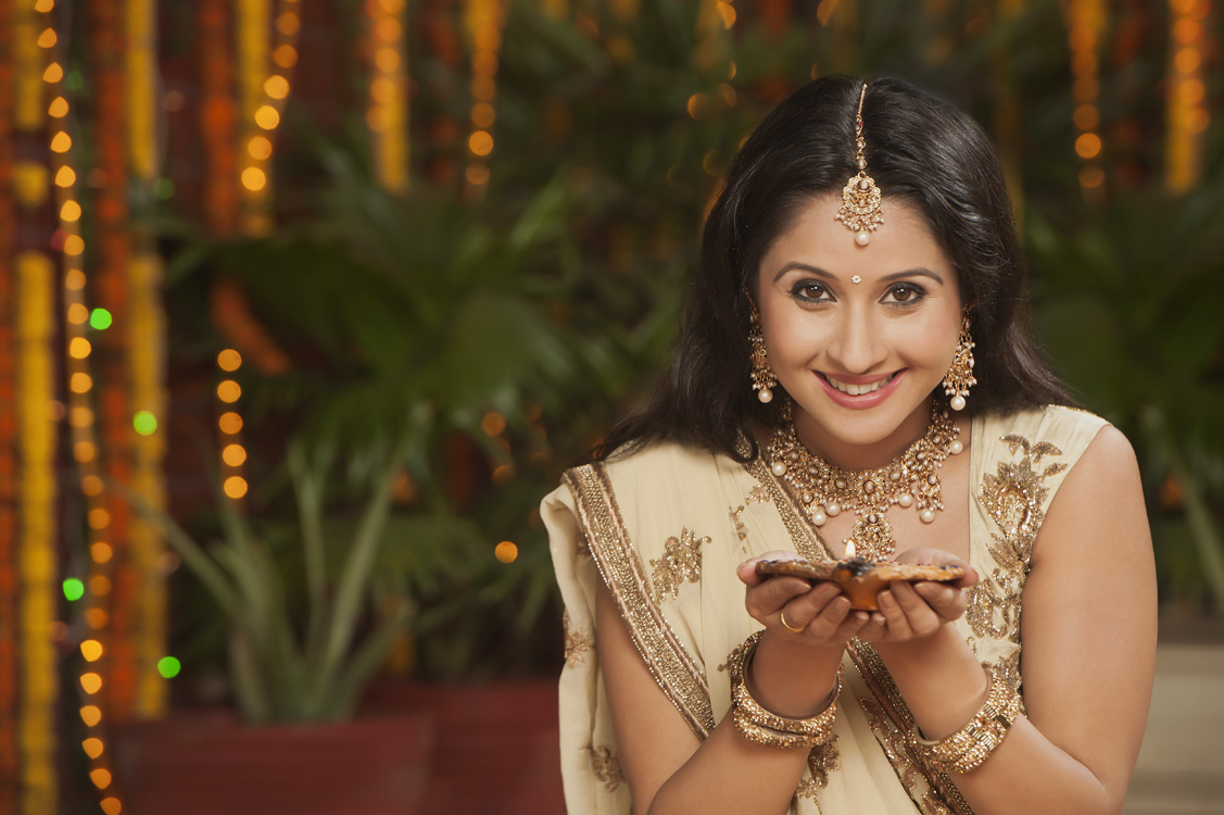 Women drape themselves in resplendent sarees 