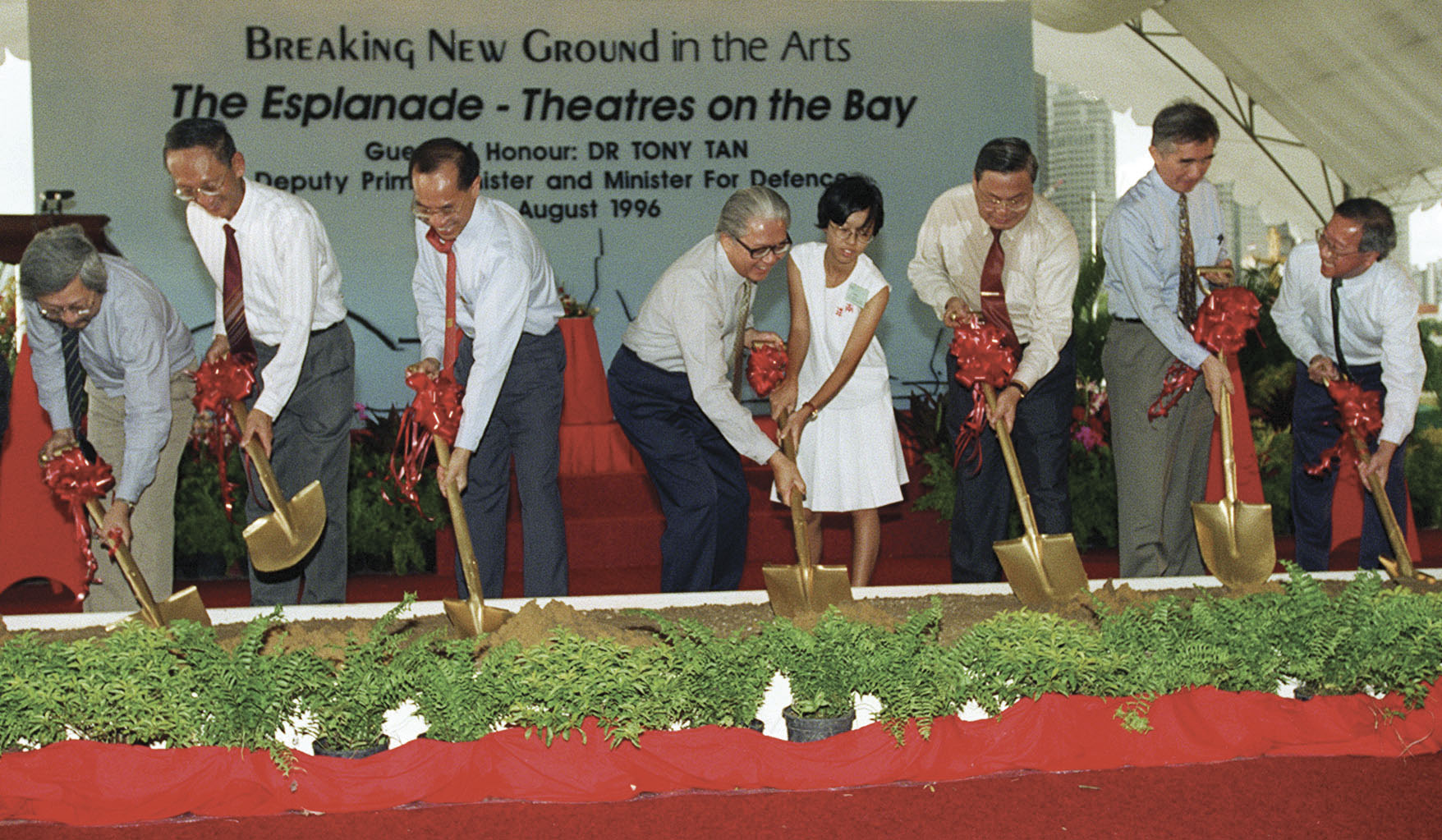 Esplanade's Groundbreaking Ceremony on 11 August 1996. (from left: Steering committee members architect Raymond Woo, Tan Swan Beng of the PUblic Works Department, then Minister for Information and the Arts George Yeo, then Deputy Prime Minister Tony Tan helped by Nanyang High SChool's Ong Ee Sin, then Singapore Arts Centre chairman Robert Iau, then National Arts Council Chairman Liu Thai Ker and DP Architects' Koh Seow Chuan. 