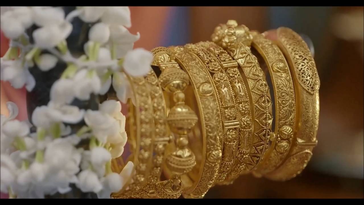 Beautiful gold bangles are available in various Dubai's jewellery shops. 