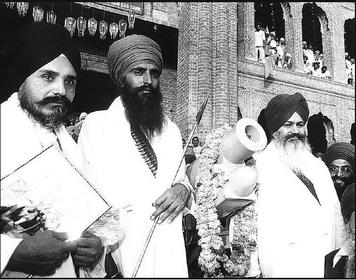 Jarnail Singh Bhindranwale (centre)