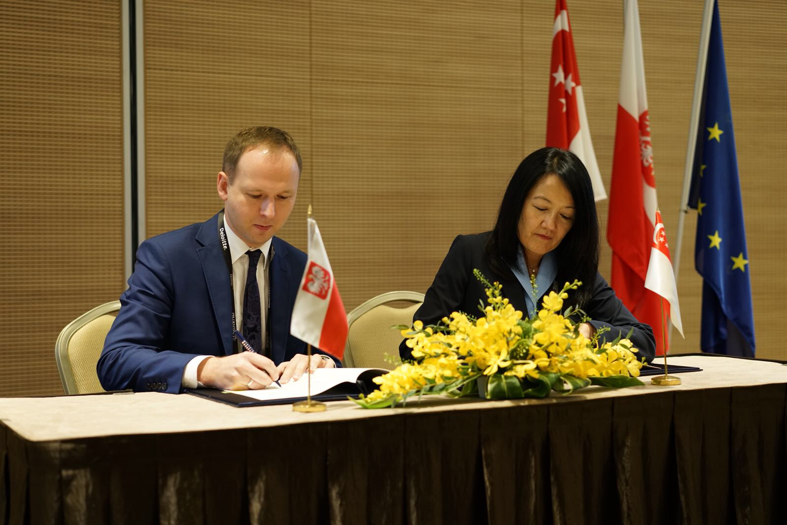 Marek Chrzanowski,KNF Chairman and Jacqueline Loh, MAS Deputy Managing Director signing FinTech co-operation agreement at the ongoing Singapore Fintech Festival.