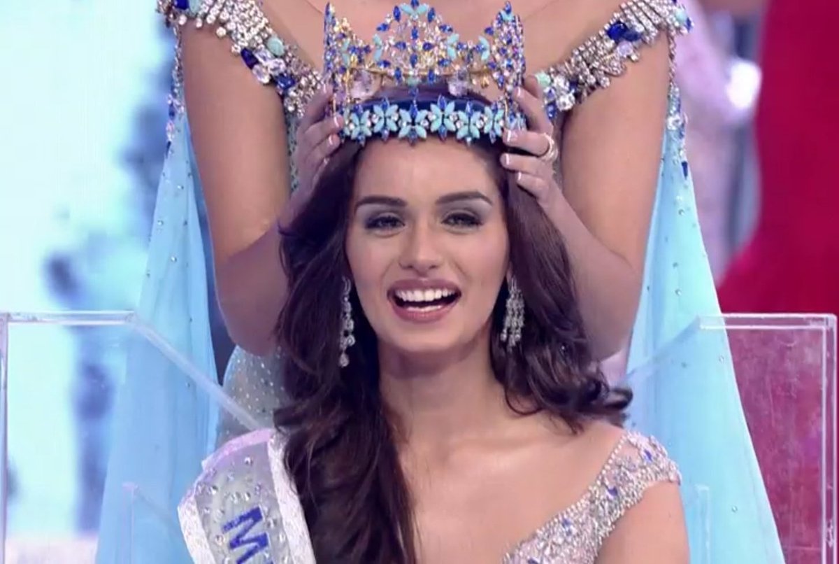 Manushi Chhillar being crowned as Miss World 2017.