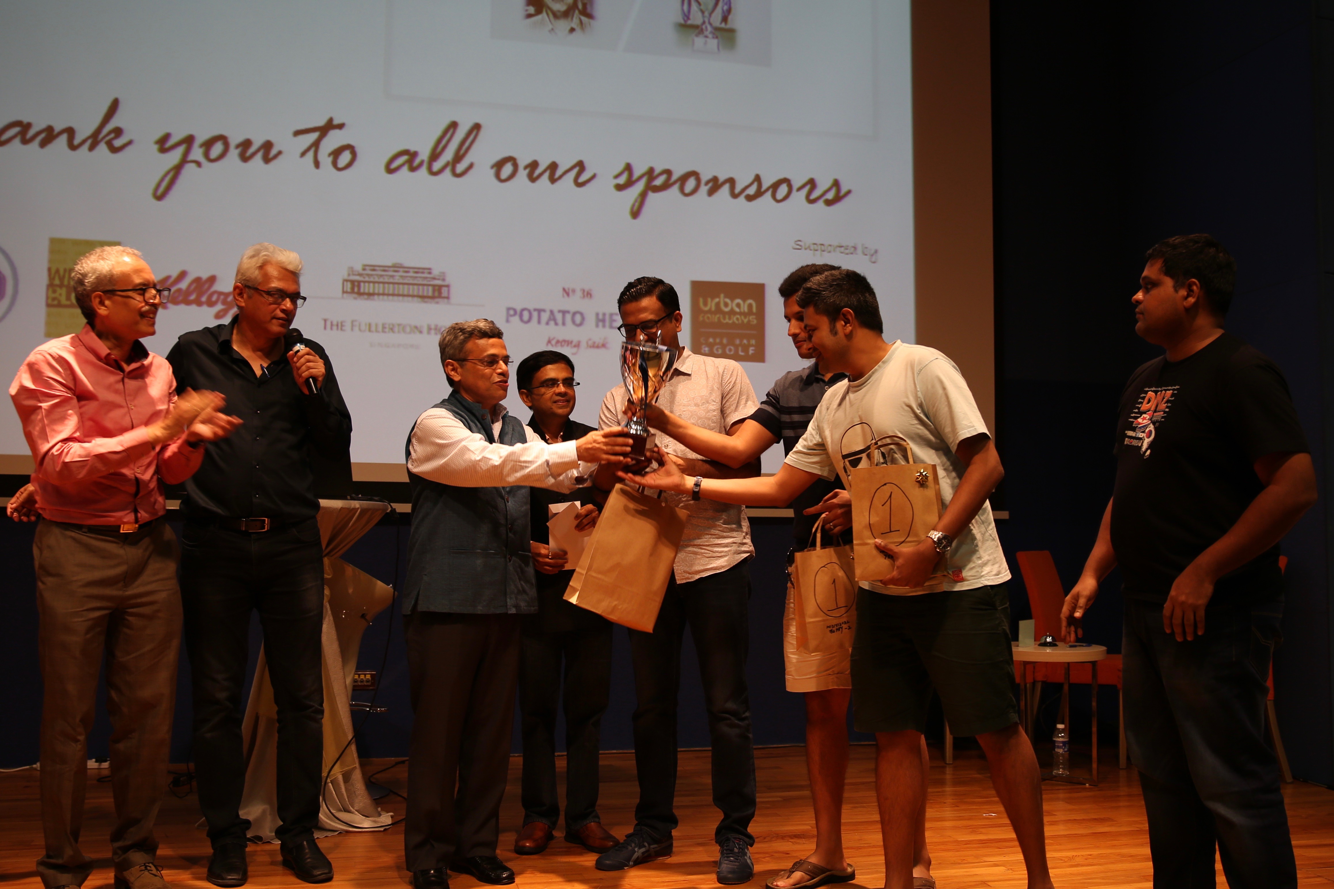 HE Jawed Ashraf, High Commissioner of India, Singapore, presenting the trophy to team Instant Noodles, winners of Mind aMaze 2017.