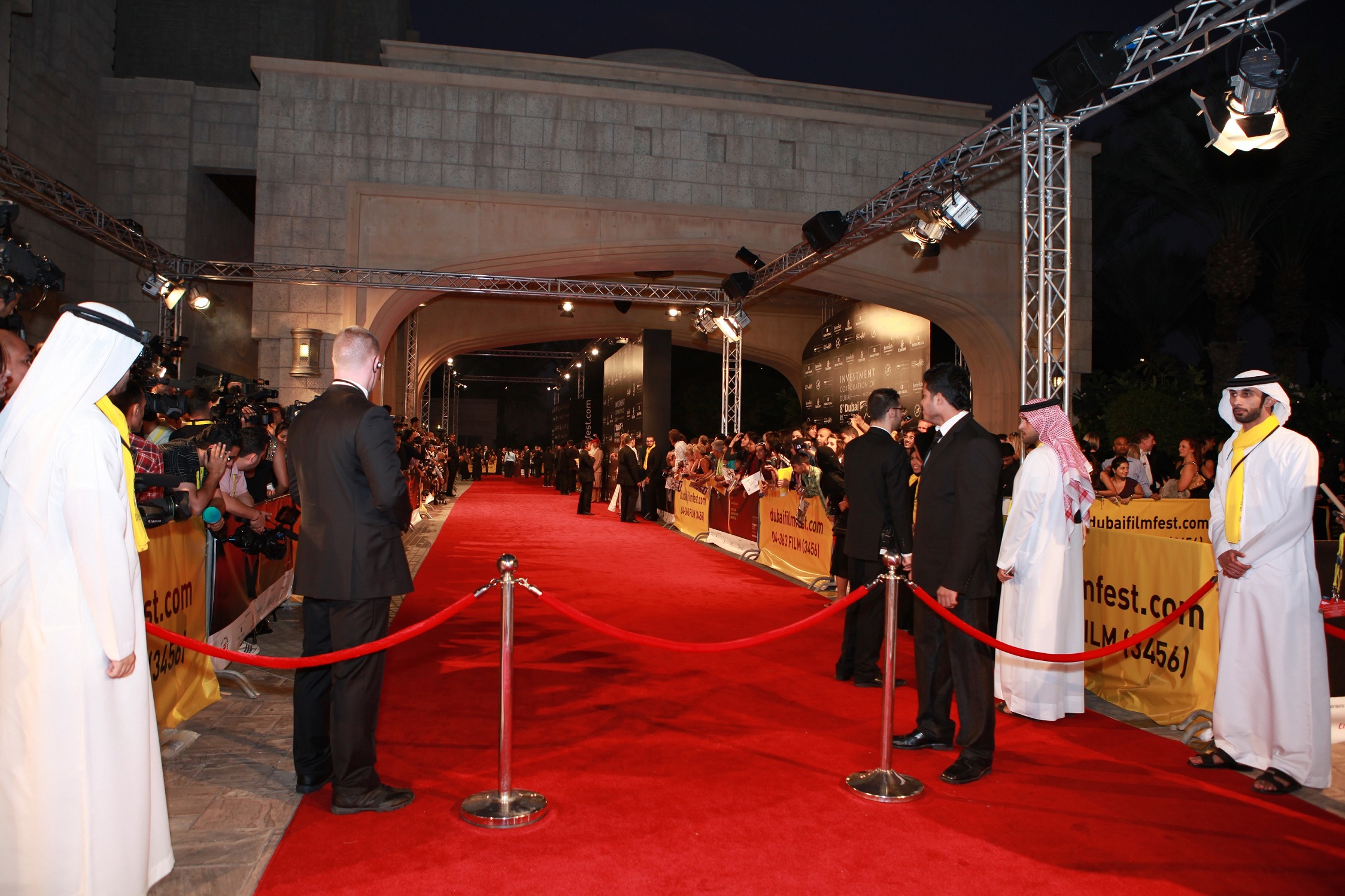 Twitter will give round-the-clock insights sharing all the glitz and glamour from the red carpet.
