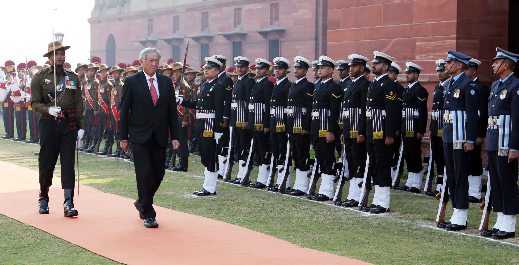 The Defence Minister of Singapore, Dr. Ng Eng Hen inspecting the Tri-Services Guard of Honour, in New Delhi on November 28, 2017. (Photo courtsey: Press Information Bureau)
