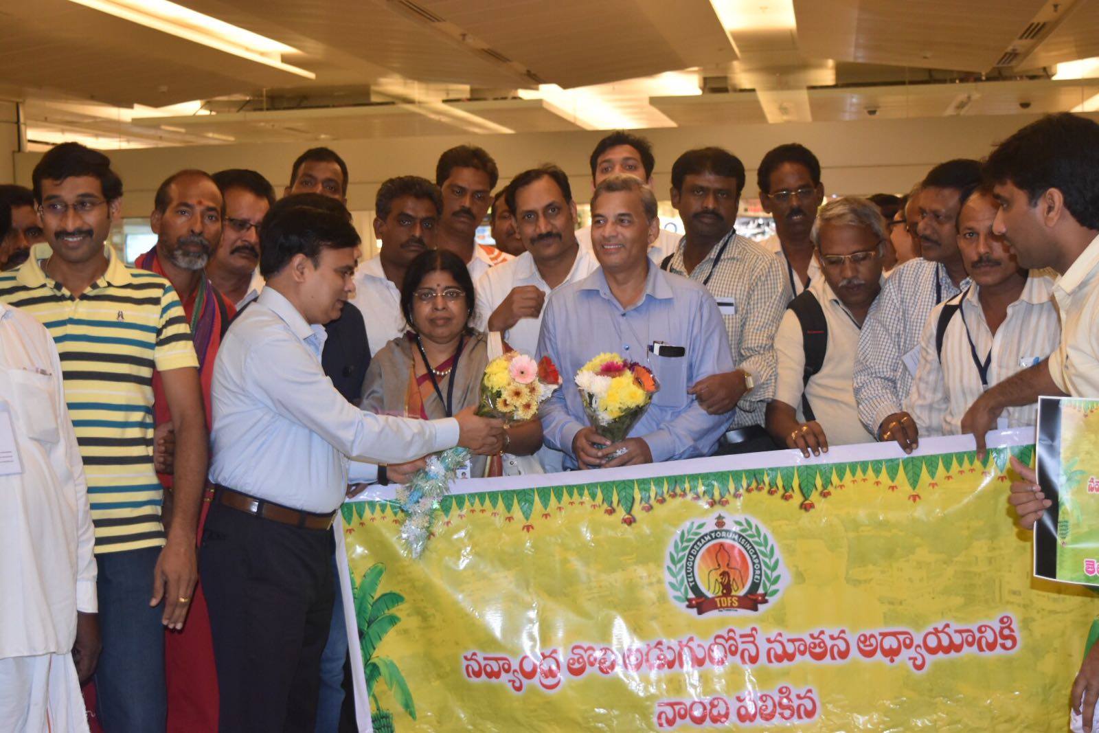 Indian farmers from Andhra Pradesh being given grand welcome at Singapore. 