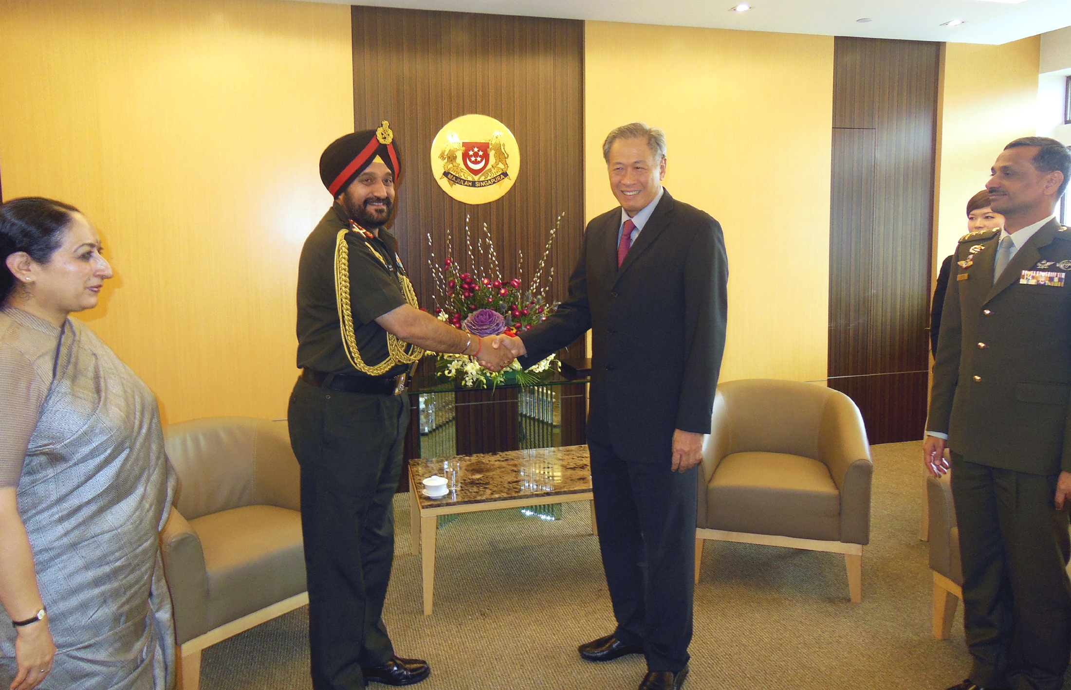 The Chief of Army Staff, General Bikram Singh meeting the Minister for Defence, Singapore, Dr. NG Eng Hen, during his visit to Singapore on January 21, 2014. 