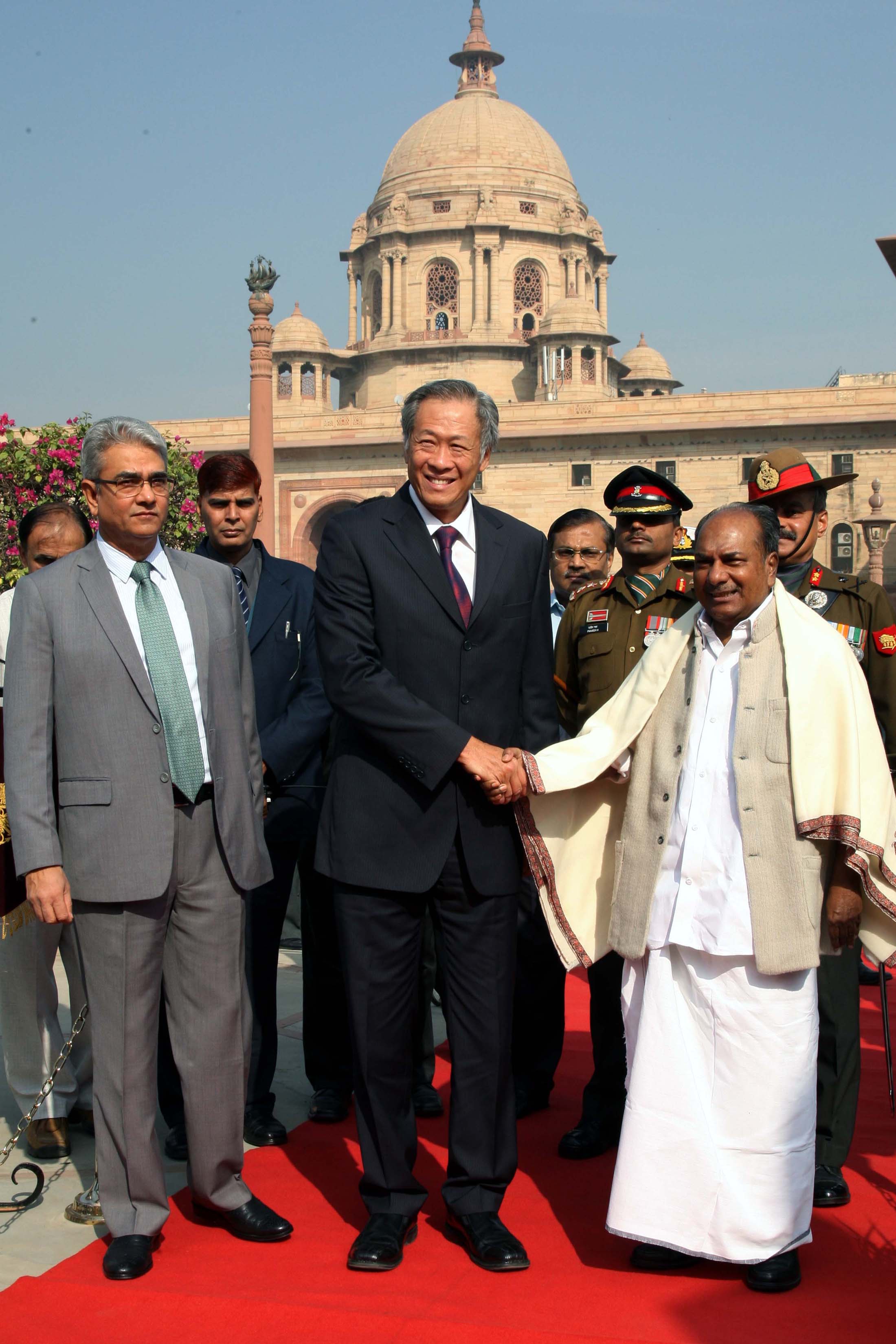 The Defence Minister of Singapore, Dr. NG Eng Hen, being welcomed by the Defence Minister, A. K. Antony, in New Delhi on November 21, 2012.