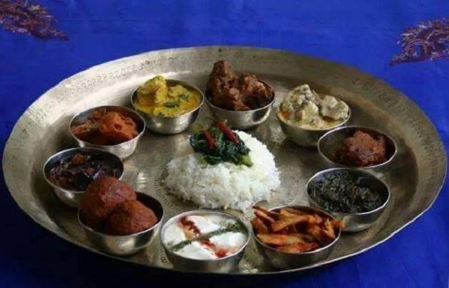 Rice dishes along with meat preparations such as rogan josh, yakhini, harissa etc form the delicious Kashmiri thali. 