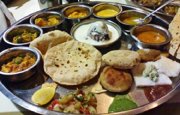 Comprising of both vegetarian & non-vegetarian dishes, the thali has delectable varieties such as bharwan chicken pasanda, mutton kofta, aloo rasedaar, keema dum, naans & desserts as imarti, pedas & balushahi