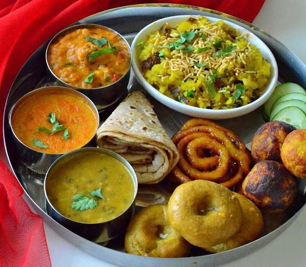 The delicious thali comprises of poha (rice flakes cooked with spices), roghan josh, saboodana #khichdi, korma, seekh kebab, achari gosht etc; which is finished with the famous Bhopali paan