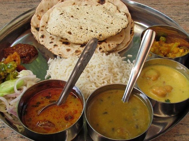 The state's thali comprises of kebab, boti, chicken masala, sattu parantha, chokha (spicy mashed potatoes), fish curry & postaa-dana kaa halwaa