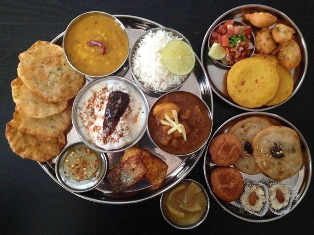 The state's thali has mouth-watering dishes such as chhilka, dhuska, kurthi daal, red rice, lal saag, dehati chicken, dudh peetha, sattu ka parantha, ghugni, litti chokha, balushahi etc
