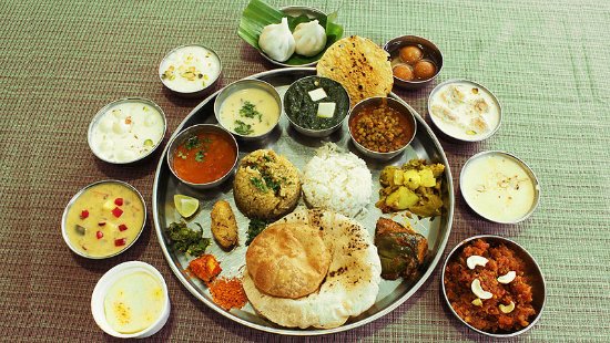 The delicious typical thali has aamras, kosimbir, bhakri roti (millet flatbread), pitla (thick chickpea flour curry), amti (spicy & tangy toor lentil), mutton Kolhapuri, sabudana vada and desserts like kheer & basundi