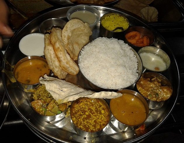The basic thali comprises of vegetarian dishes such as bachali kura (spinach curry cooked in tamarind paste) and pachi pulusu (similar to rasam) & non-veg dishes consisting of chicken and mutton curries like ooru kodi pulusu and golichina gamsam