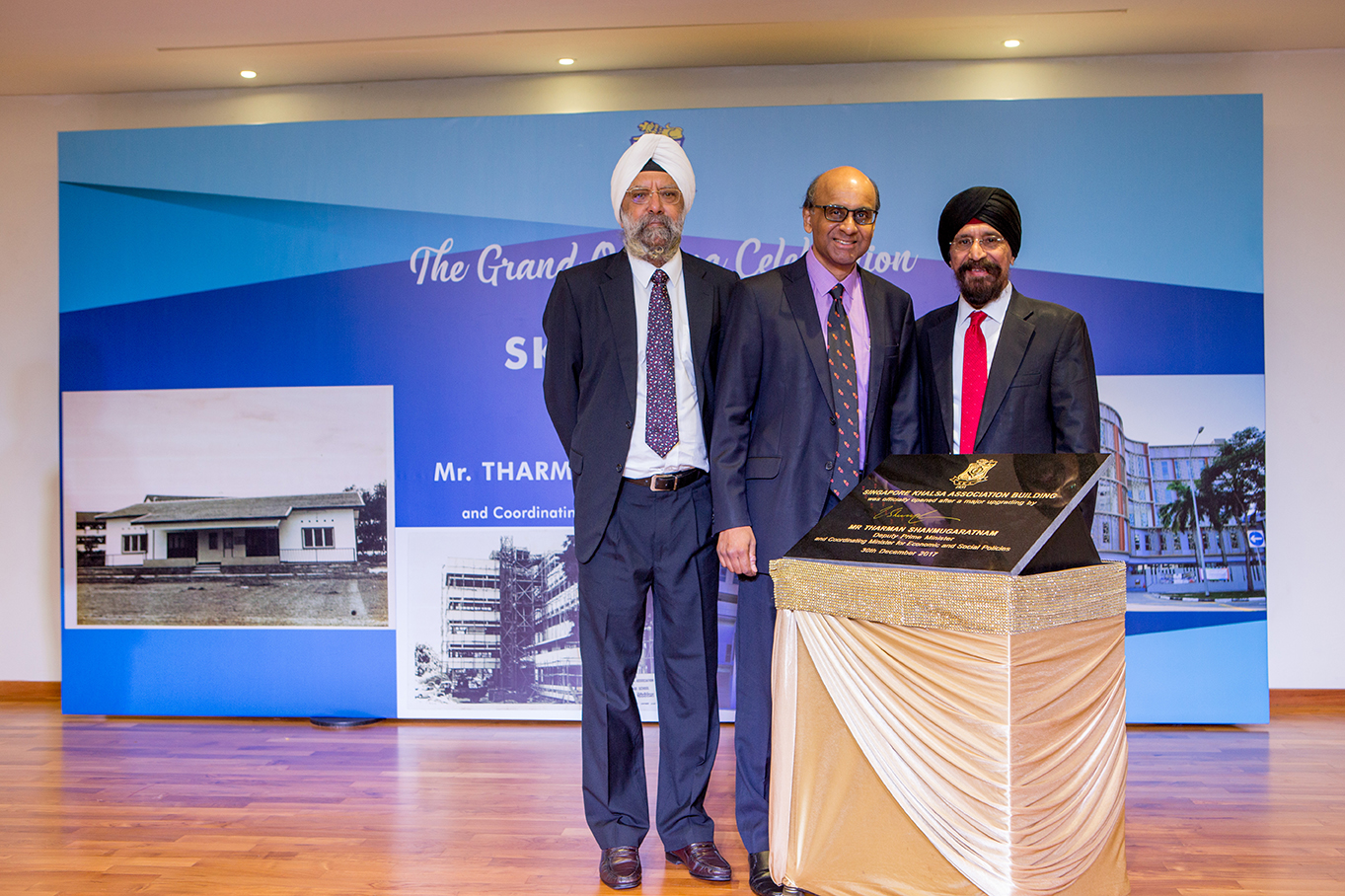 Deputy Prime Minister of Singapore Tharman Shanmugaratnam (middle) and president of Singapore Khalsa Association (KSA) Mohinder Singh (extreme right) 