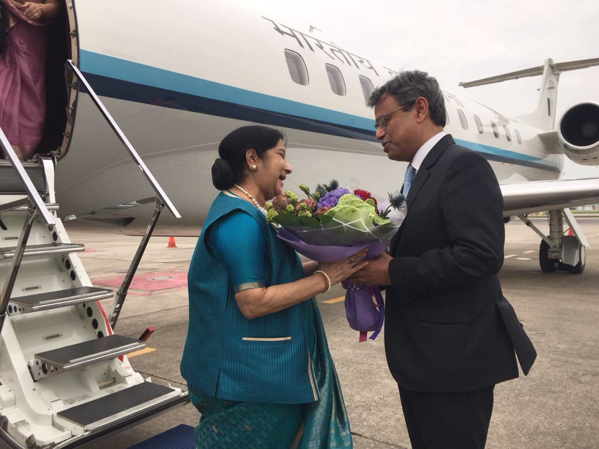 High Commissioner of India Jawed Ashraf receives the Minister of External Affairs Sushma Swaraj as she arrives in Singapore for the Regional Pravasi Bharatiya Divas celebrations.