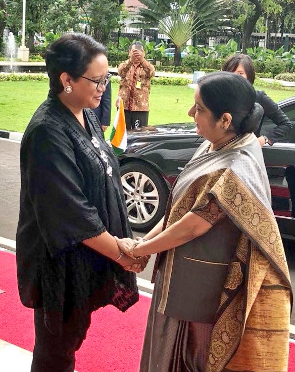 EAM @SushmaSwaraj thanking her host Retno Marsudi, Foreign Minister of Indonesia following a successful Joint Commission Meeting in #Jakarta today.