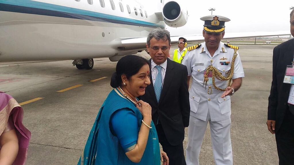 Sushma Swaraj being greeted by HCI, Singapore, Jawed AShraf (2nd from left) on arrival in Singapore for the Regional Pravasi Bharatiya Divas celebrations.
