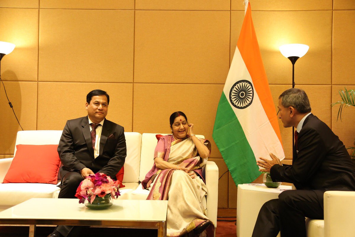 Minister of External Affairs Sushma Swaraj with Singapore Minister for Foreign Affairs Dr Vivian Balakrishnan.