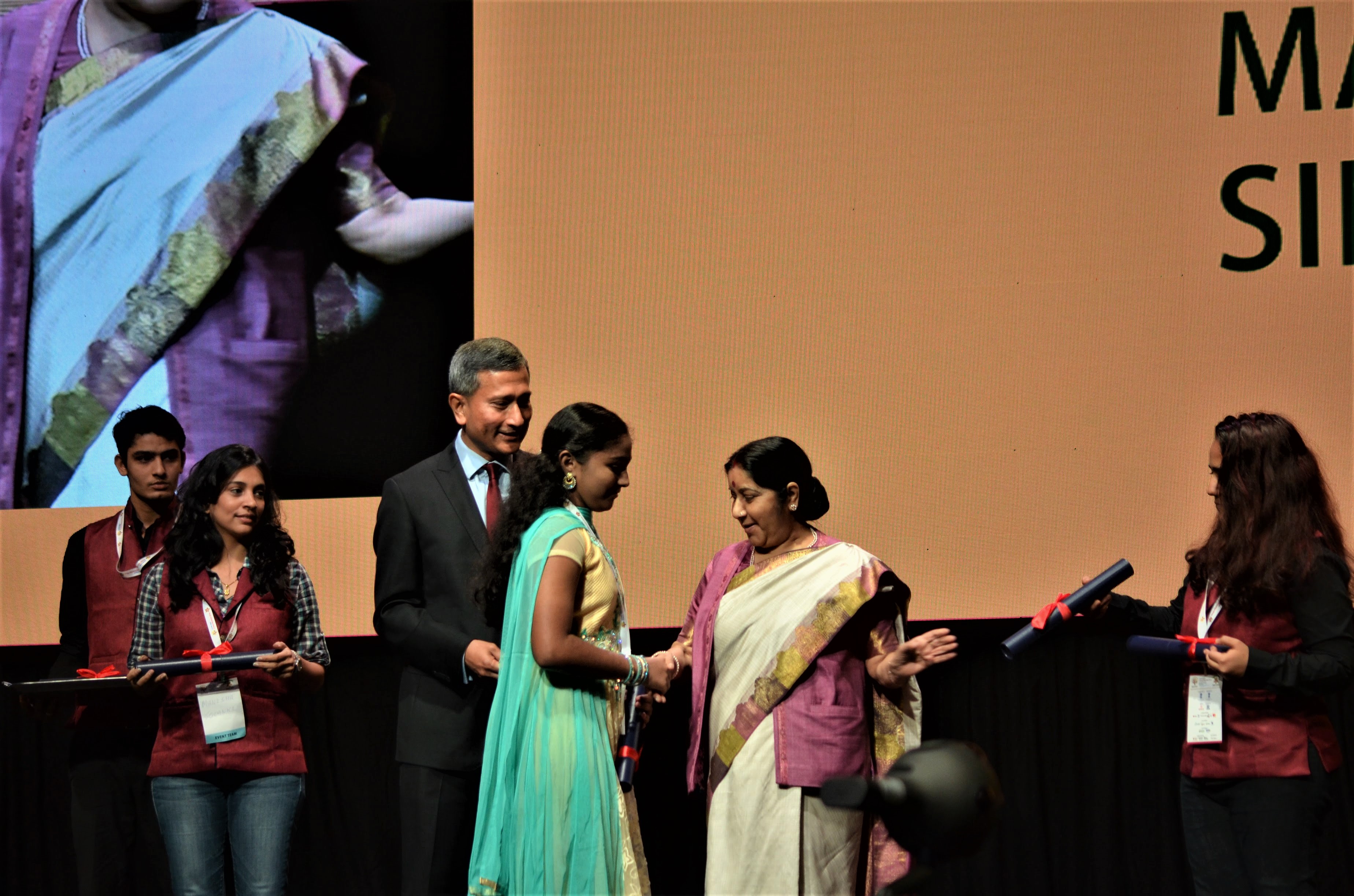 Minister for Foreign Affairs of Singapore Dr Vivian Balakrishnan and Indian Minister of External Affairs Sushma Swaraj while distributing awards to winners of the different contests of PBD. 