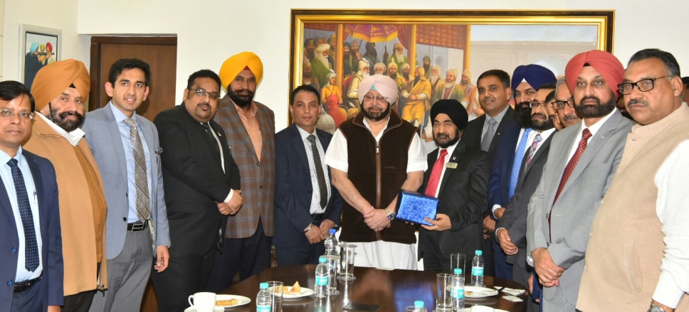 Captain Amarinder Singh, Chief Minister of Punjab (seventh from left) along with members of Indo-Canada Chamber of Commerce. 
