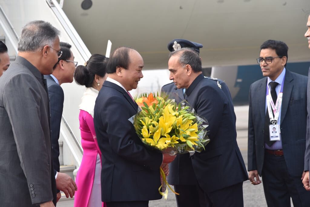 Prime Minister of Vietnam, Nguyen Xuan Phuc and Madame Tran Nguyen Thu being welcomed by Indian Human Resource Development Minister Satyapal Singh at the New Delhi airport.