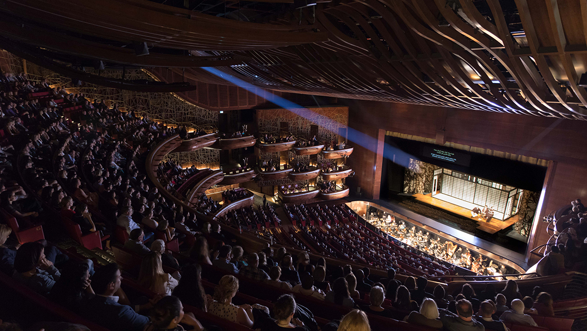 Dubai Opera has a unique design and resembles a ‘dhow’ (traditional sailing vessel). 