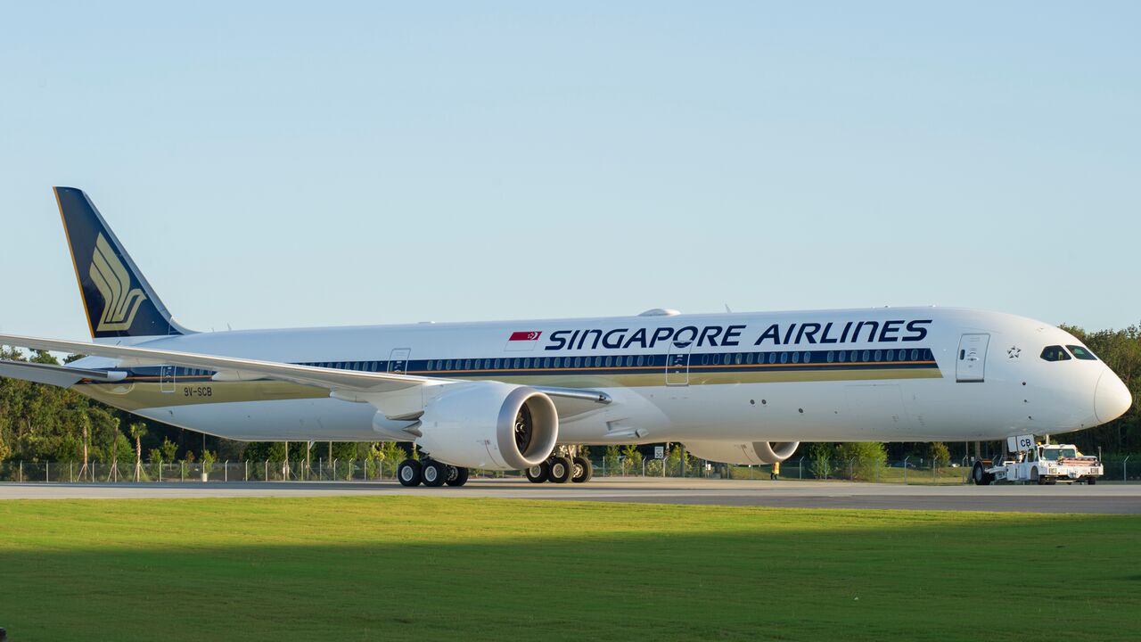 Boeing and Singapore Airlines today celebrated the delivery of the first 787-10 airplane, the newest and largest member of the Dreamliner family and a jet that will set a new global standard for fuel efficiency. 