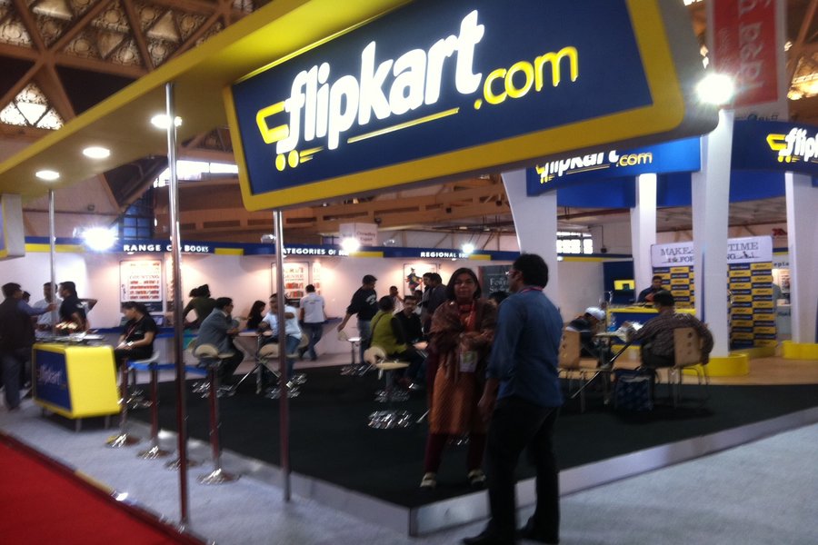 There are reports that Amazon may submit a rival offer to buy the India's largest e-commerce platform Flipkart. 