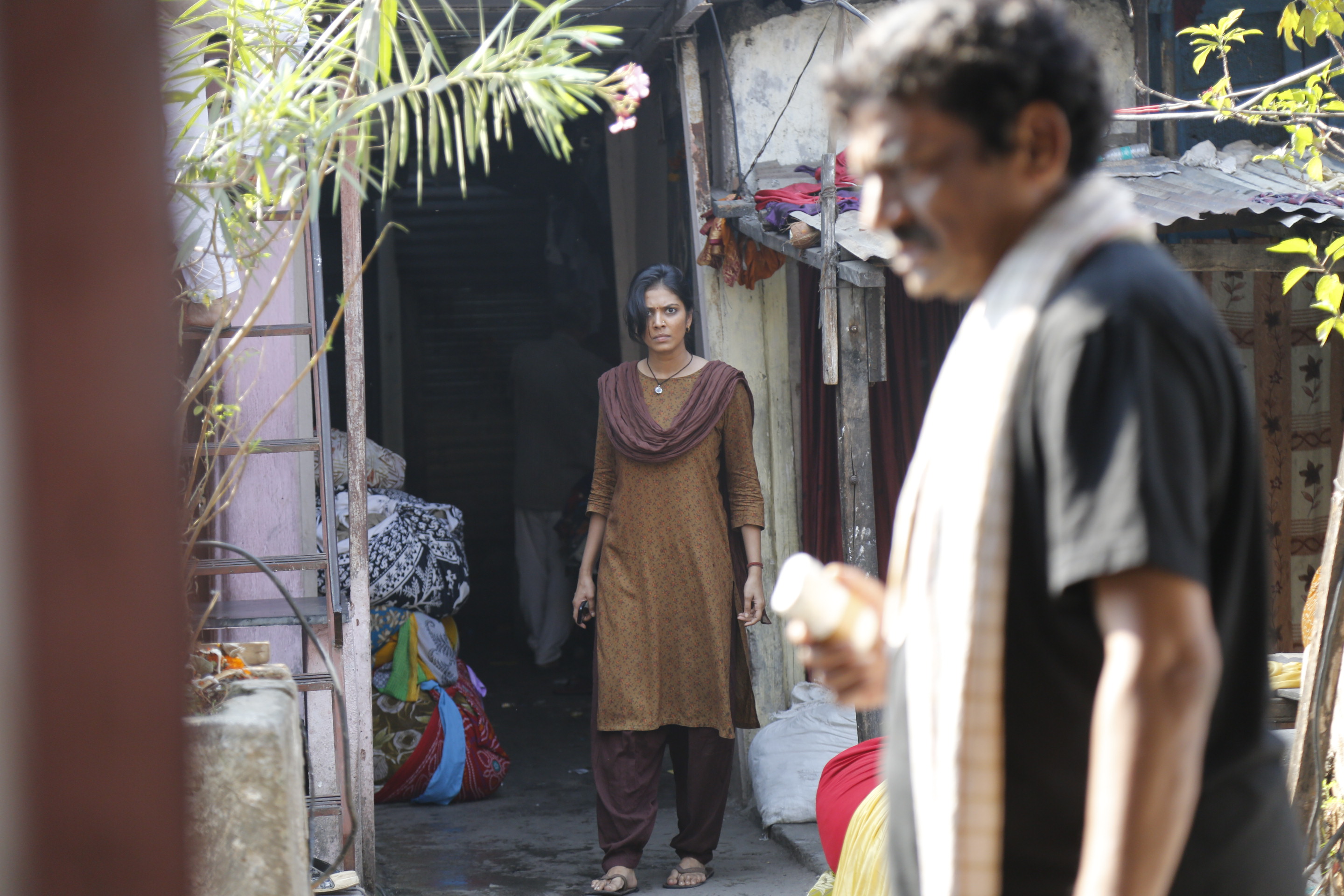 Amir, who is a drug peddler, gets caught and was saved by the dour merchant Akshi, played by Bengali filmmaker and actor Goutam Ghose.