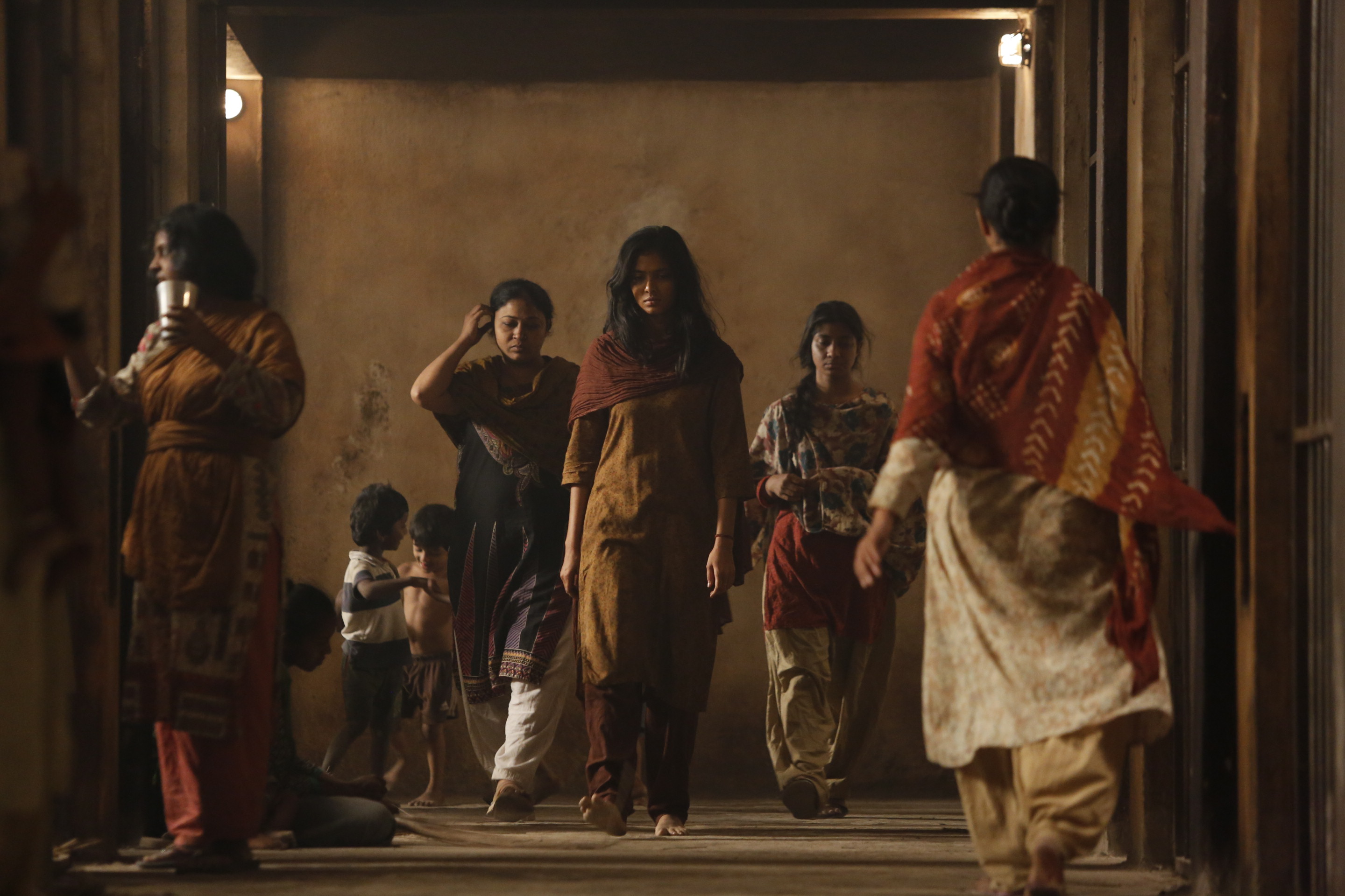 Ironically, Amir has to look after the man he hates. Later, when Akshi’s aged mother and young daughters turn up from the south of India, he is forced to help them too.