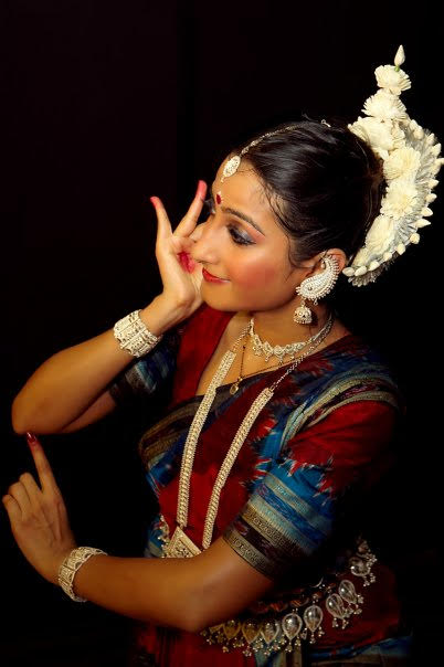 Soumee will present a traditional Odissi repertoire, which has been conceived to take the audience through a journey of a dancer’s life. 